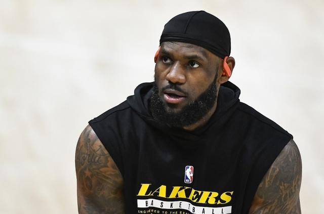 莱万多夫斯基在湖人比赛中出色发挥，夺冠引发热议！