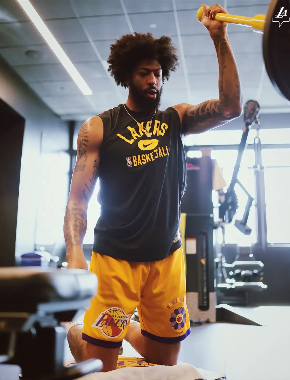  浓眉哥重返赛场，夺冠首场状态出色，美国队观众沸腾！比赛高潮迭起