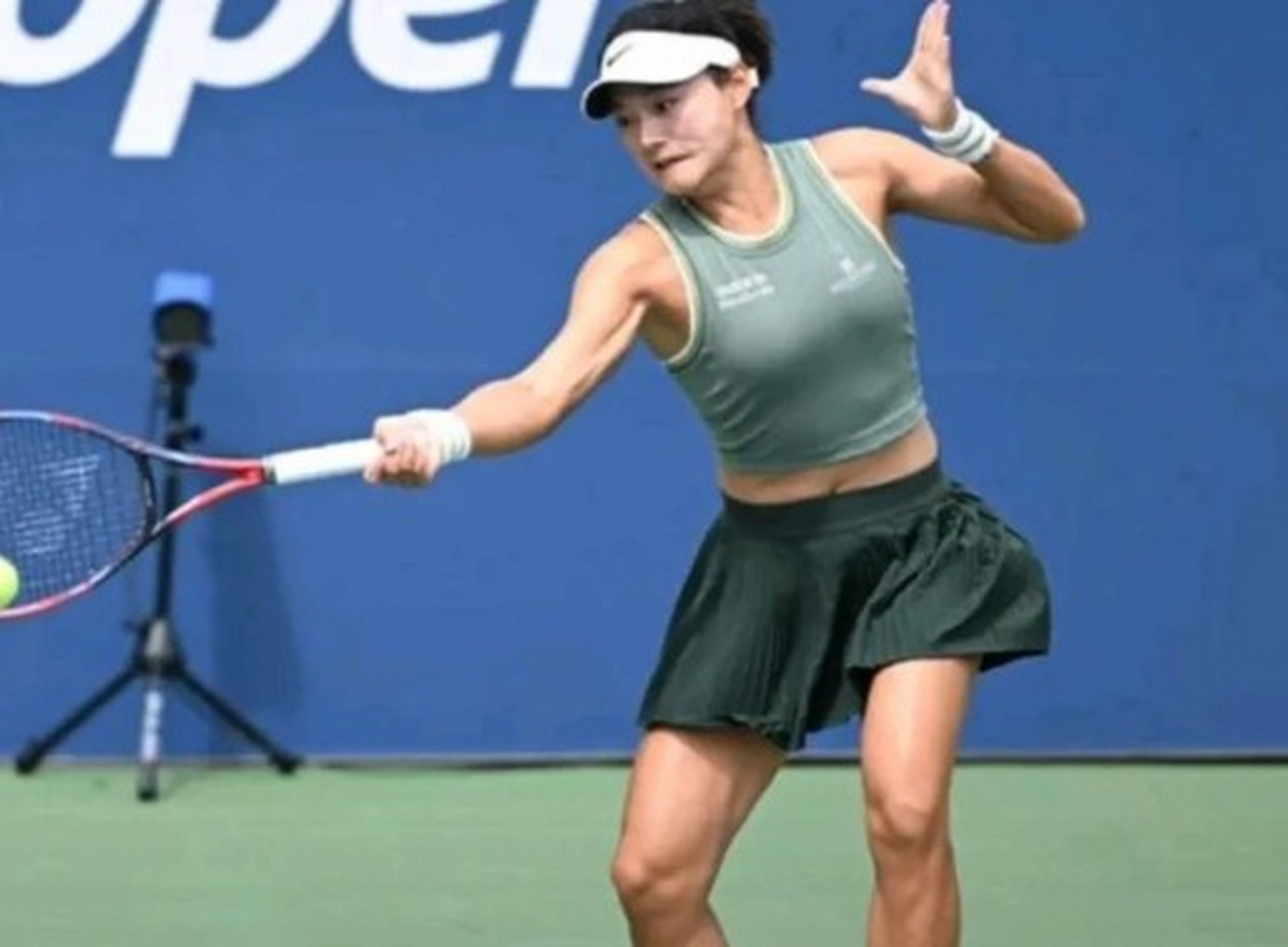 包含阿扎伦卡爆冷击败中国队，战术调整引爆全场！的词条